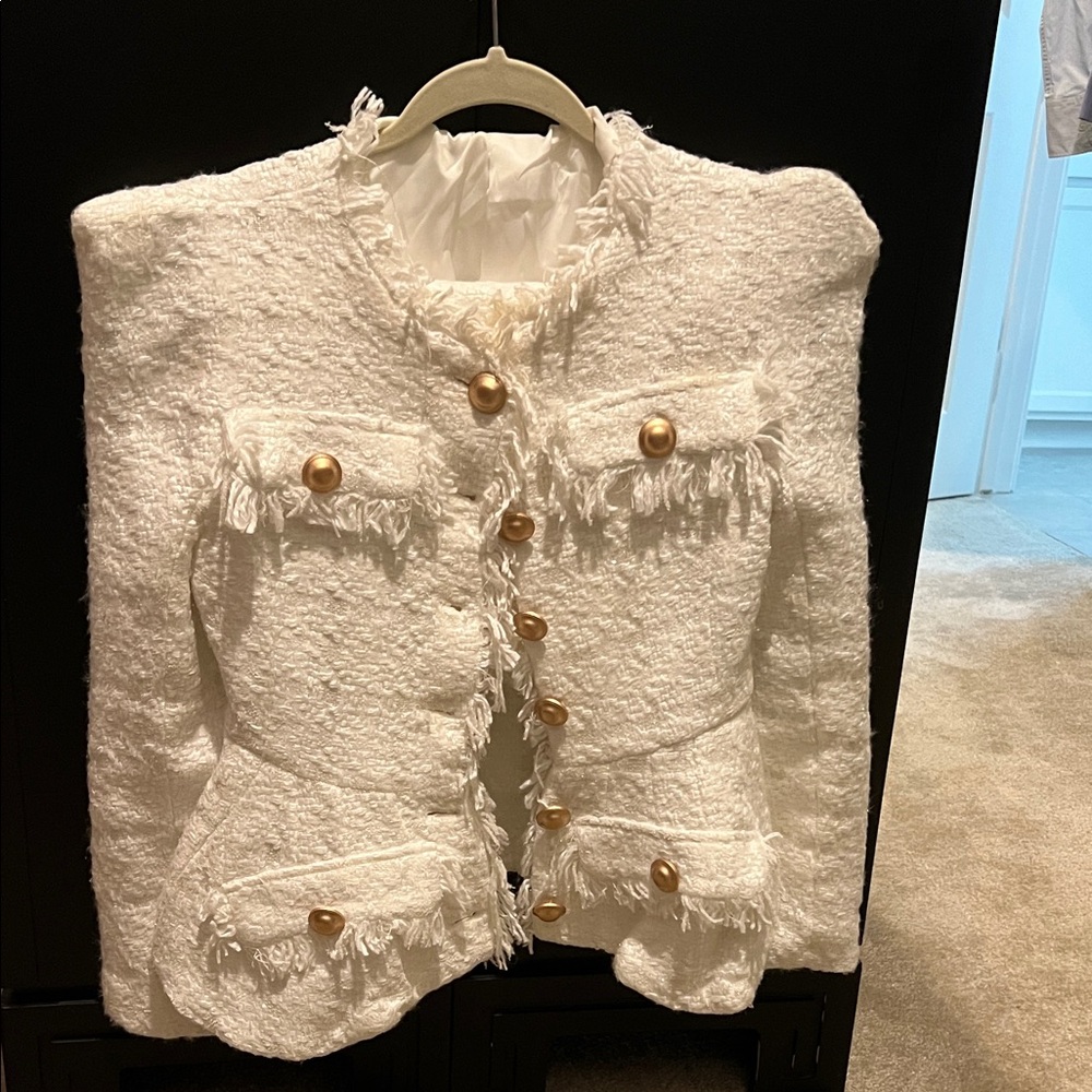 Elegant White Tweed Jacket with Gold Buttons with short
